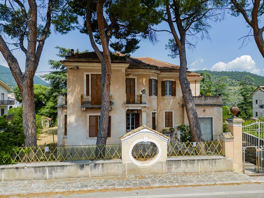 Villa con giardino in via corfinio, Raiano