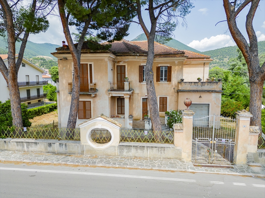 Villa con giardino in via corfinio, Raiano