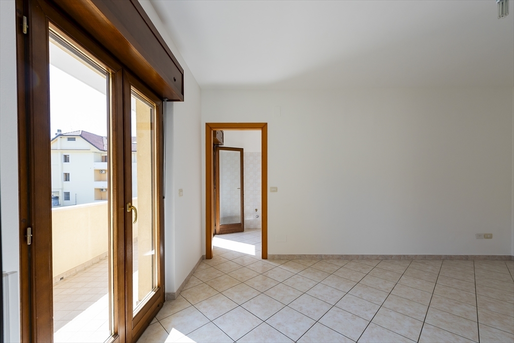Trilocale con box in via ramiro ortiz, Chieti