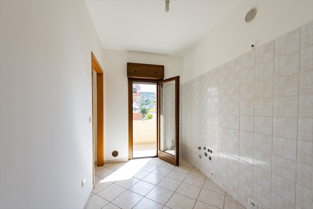 Trilocale con box in via ramiro ortiz, Chieti