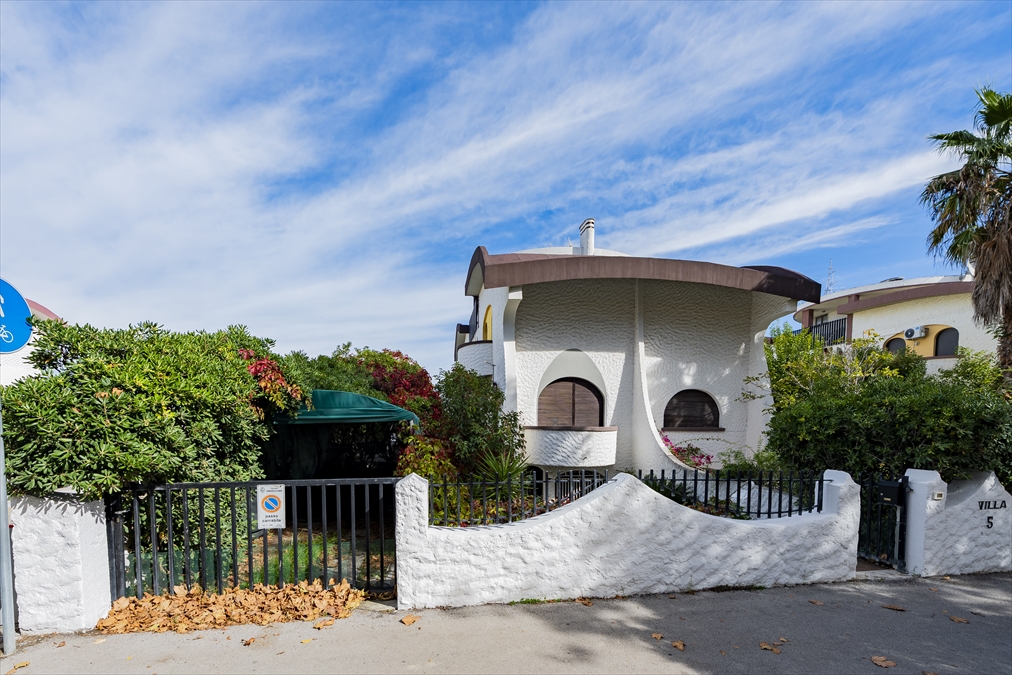 Villa con giardino in viale alcione, Francavilla al Mare