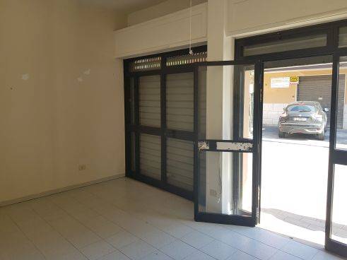 Locale commerciale in affitto a Colleferro, VIA NAZIONI UNITE