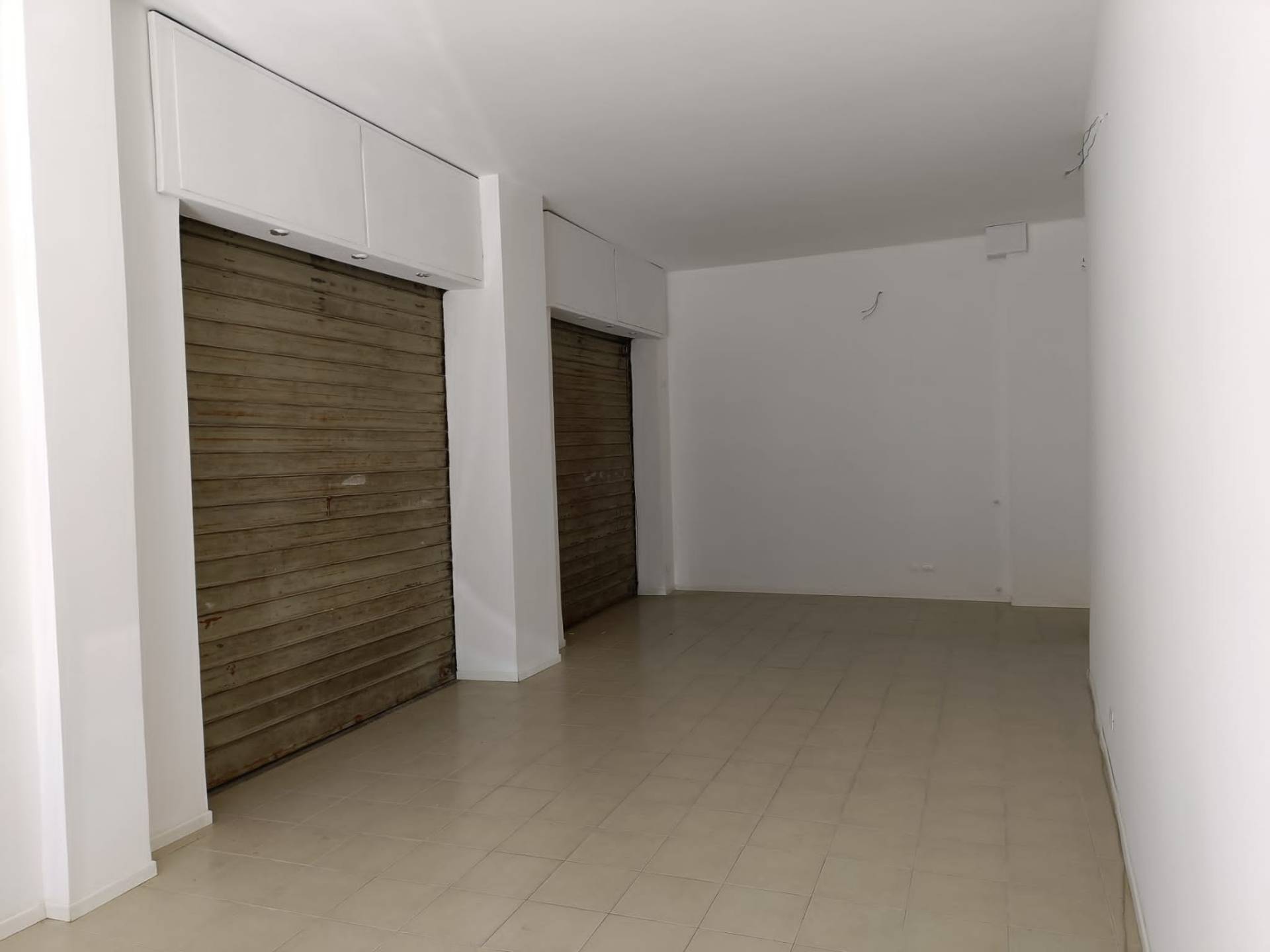 Locale commerciale in vendita a Colleferro, VIA F. PETRARCA