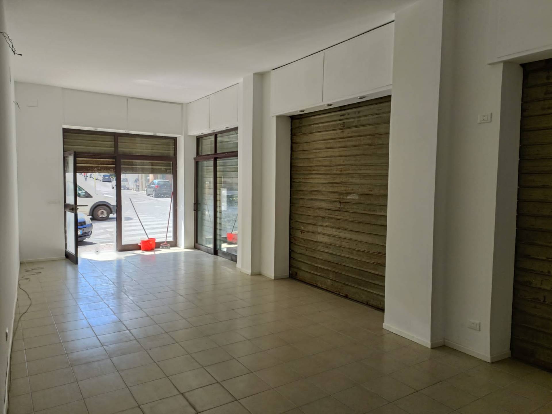 Locale commerciale in vendita a Colleferro, VIA F. PETRARCA