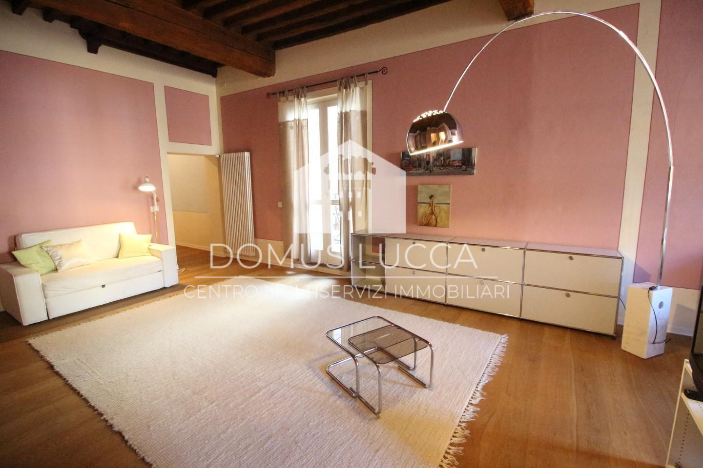 Trilocale arredato in affitto, Lucca centro storico