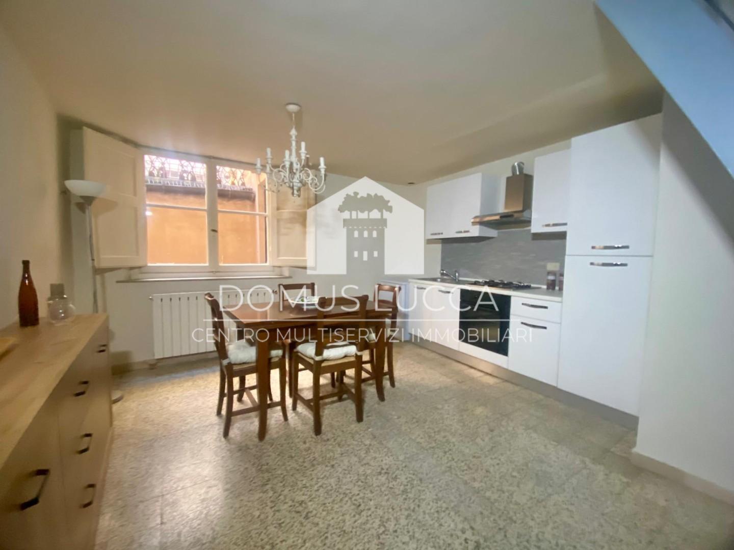 Trilocale arredato in affitto, Lucca centro storico