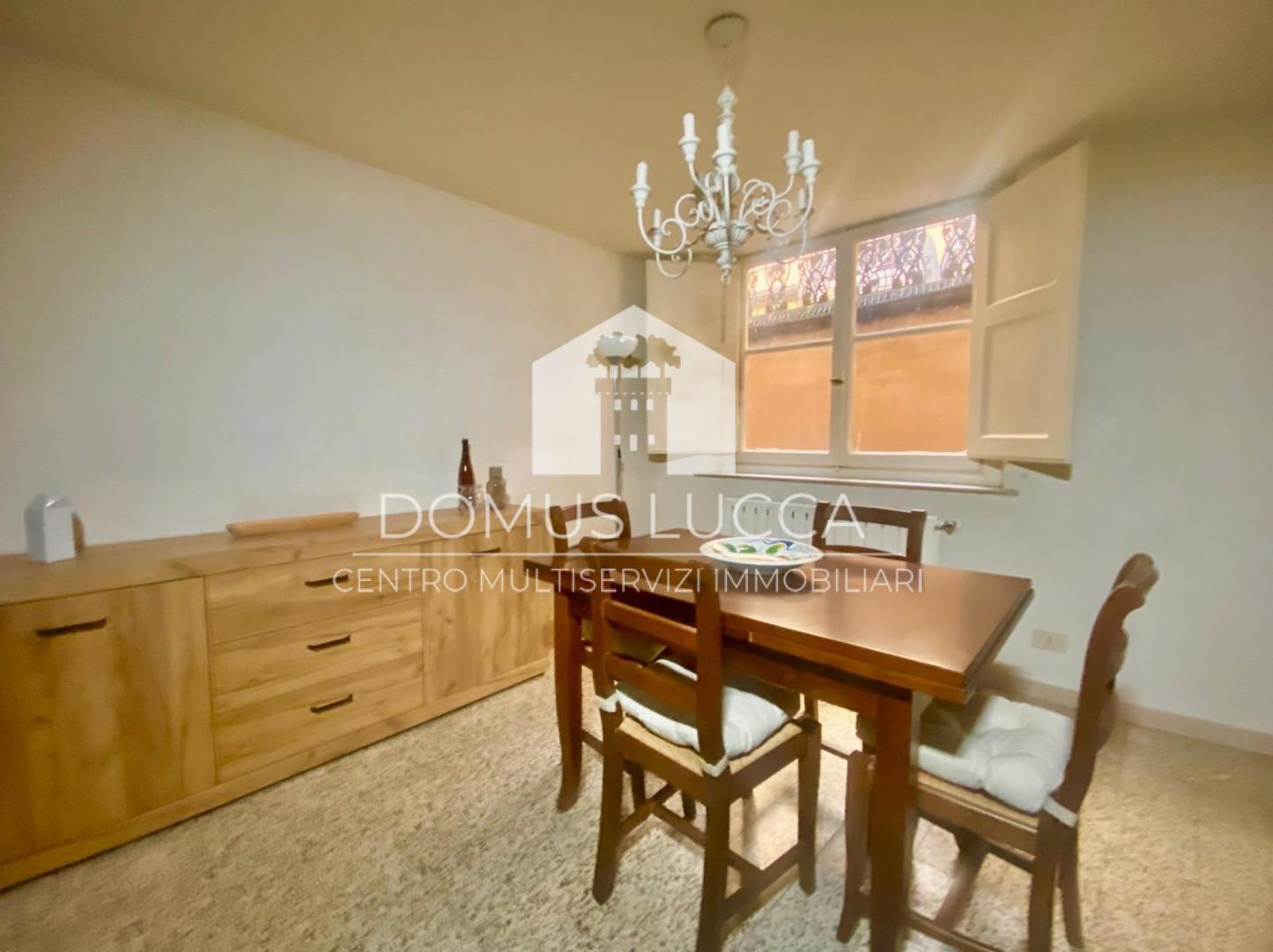 Trilocale arredato in affitto, Lucca centro storico