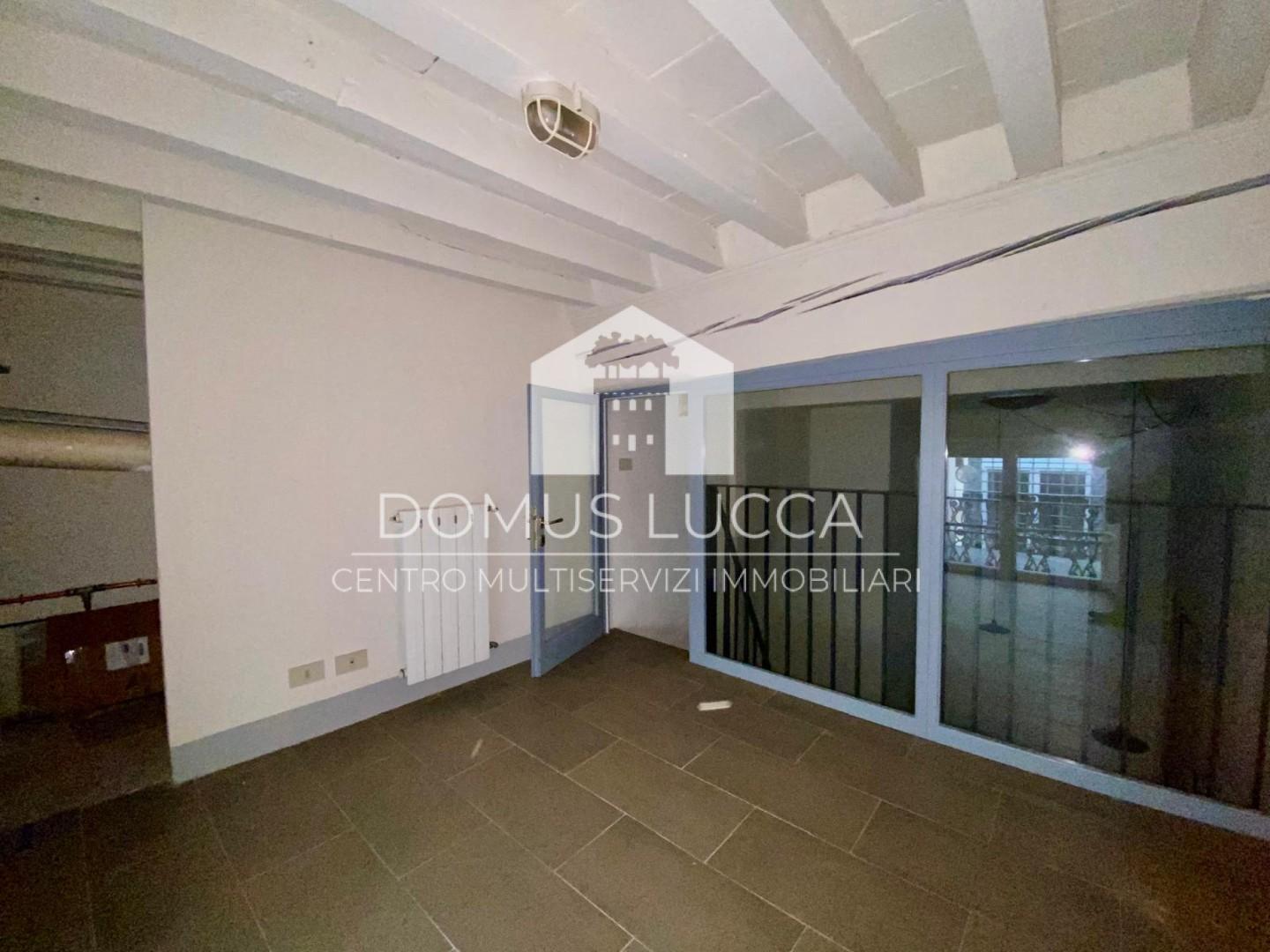 Trilocale arredato in affitto, Lucca centro storico