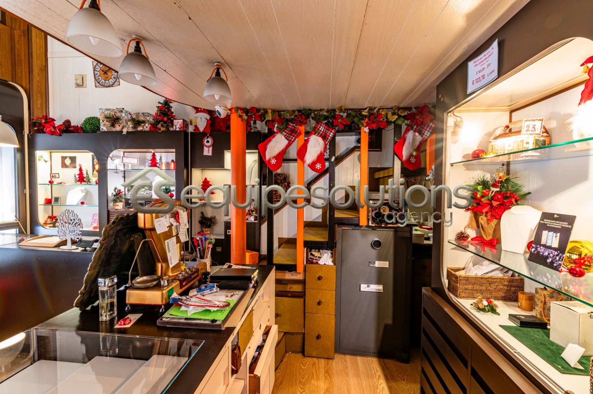 Locale commerciale in vendita a Bergamo, B.go S. Caterina zona Suardi