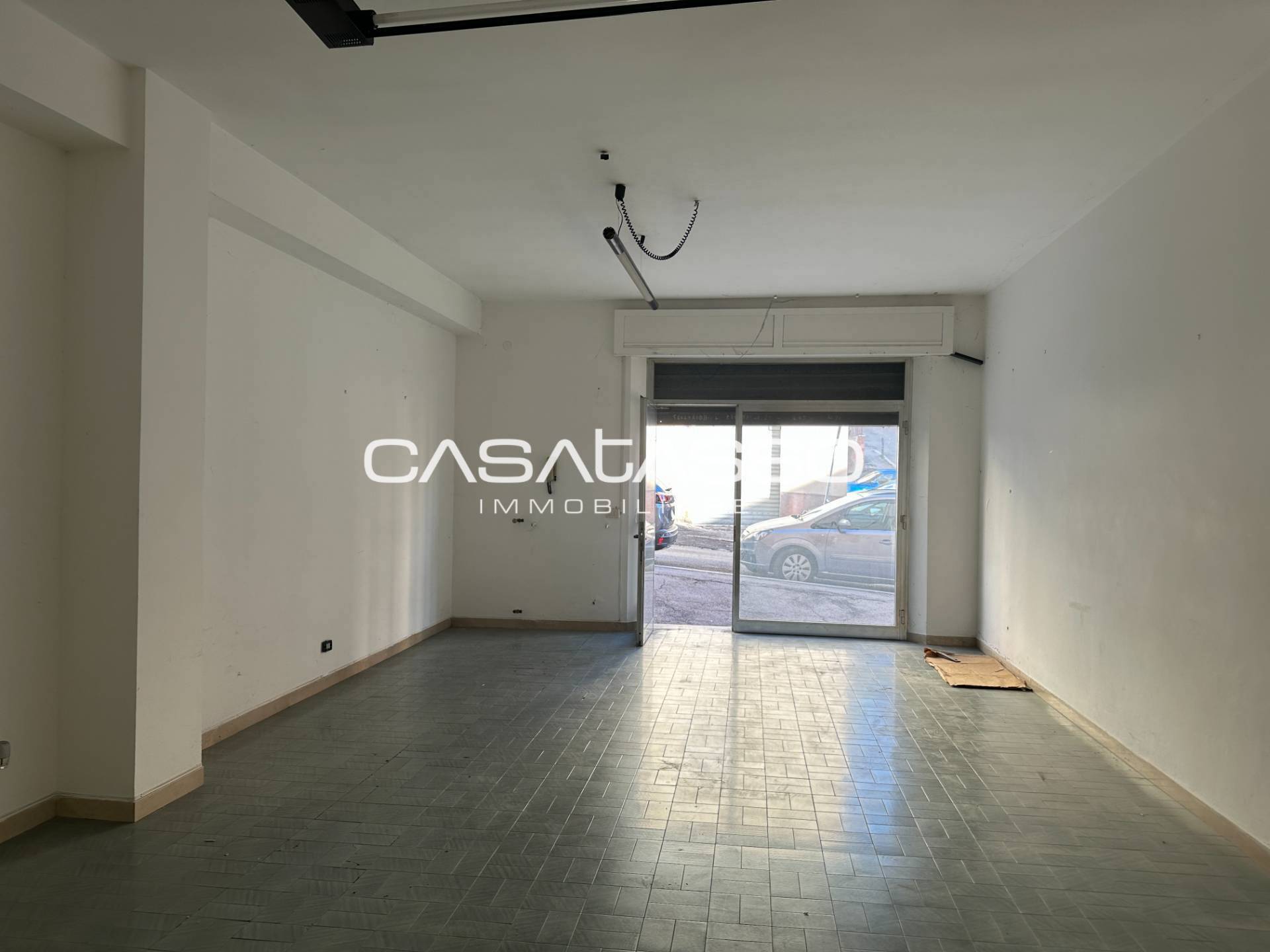 Locale commerciale in vendita a Macerata, SANTA CROCE