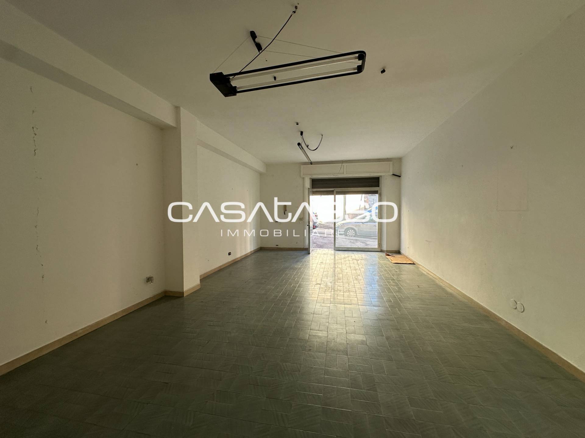 Locale commerciale in vendita a Macerata, SANTA CROCE