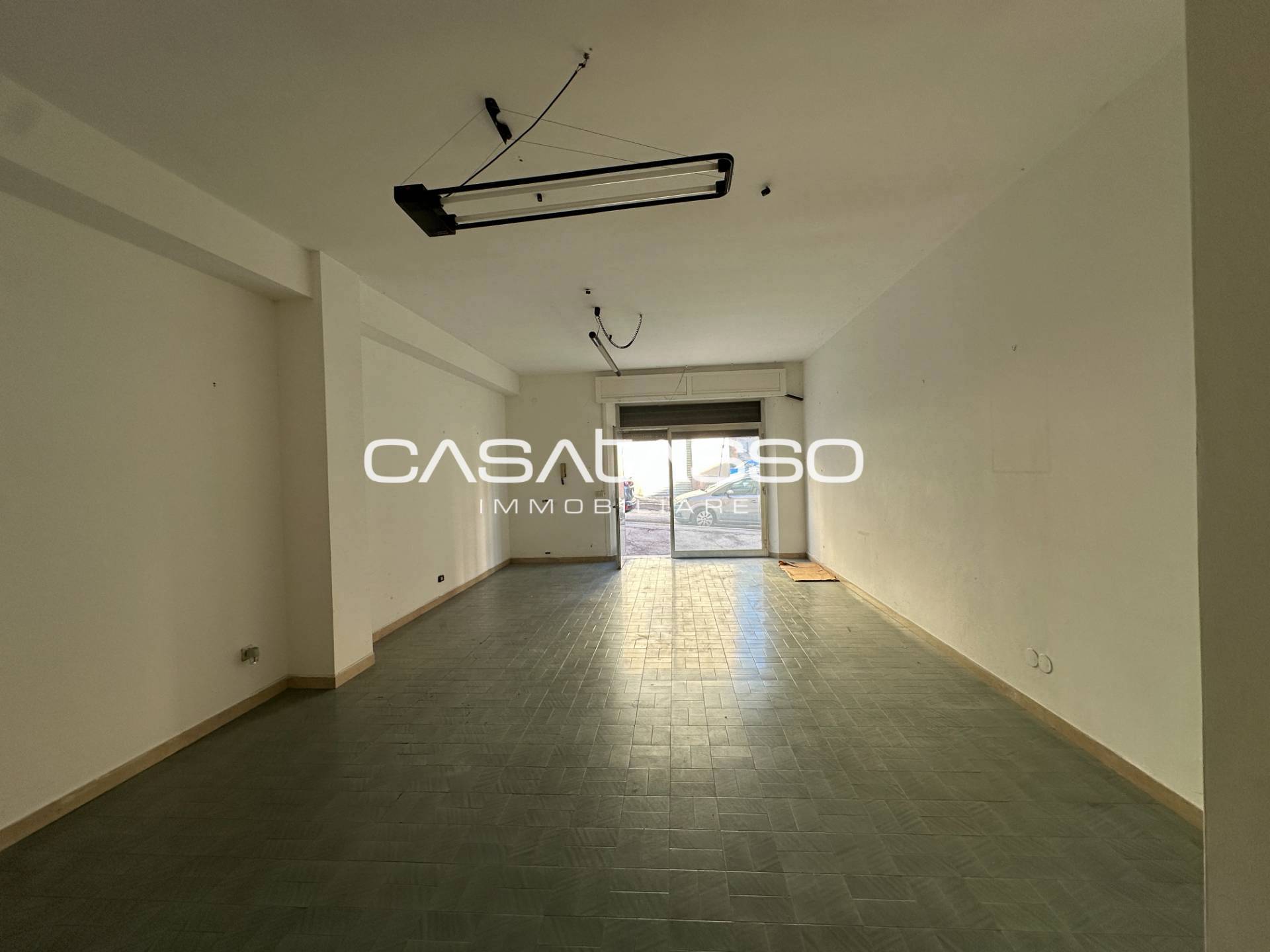 Locale commerciale in vendita a Macerata, SANTA CROCE