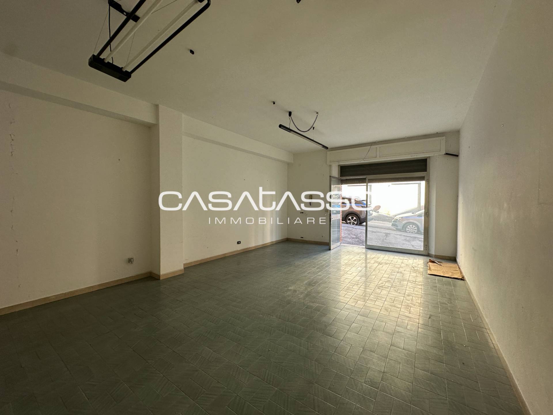 Locale commerciale in vendita a Macerata, SANTA CROCE