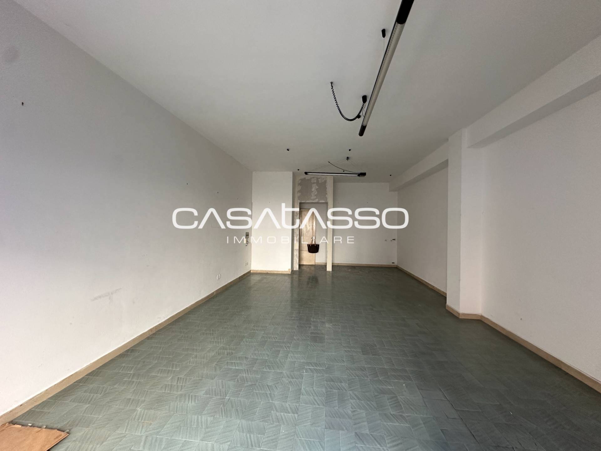 Locale commerciale in vendita a Macerata, SANTA CROCE