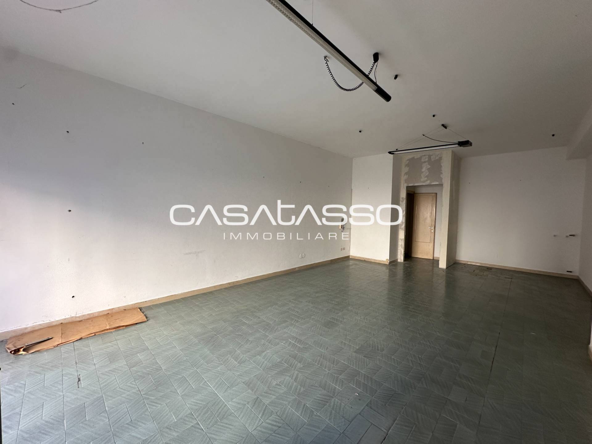 Locale commerciale in vendita a Macerata, SANTA CROCE