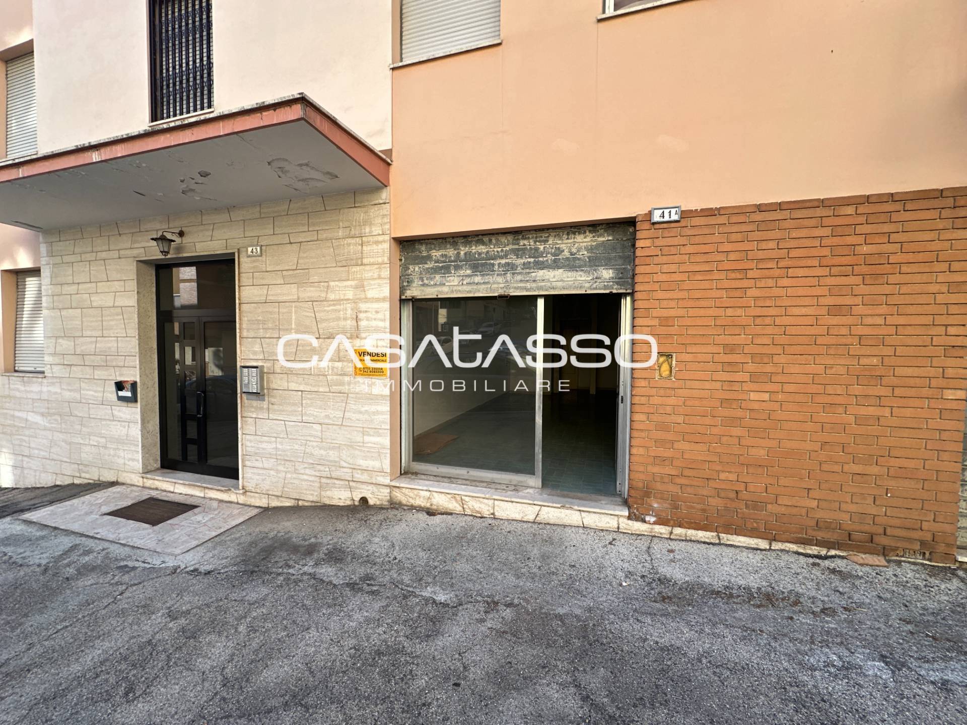 Locale commerciale in vendita a Macerata, SANTA CROCE