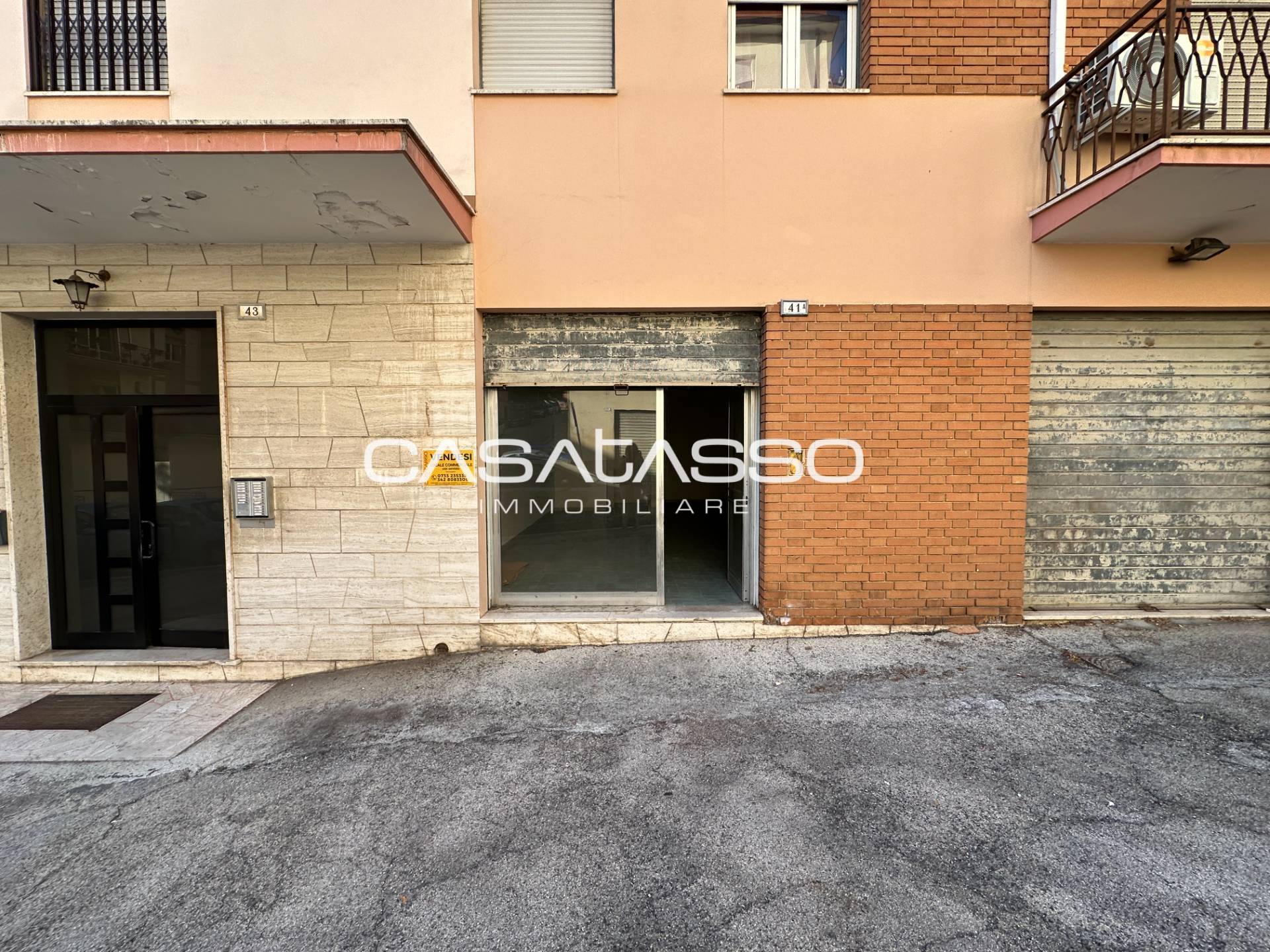 Locale commerciale in vendita a Macerata, SANTA CROCE