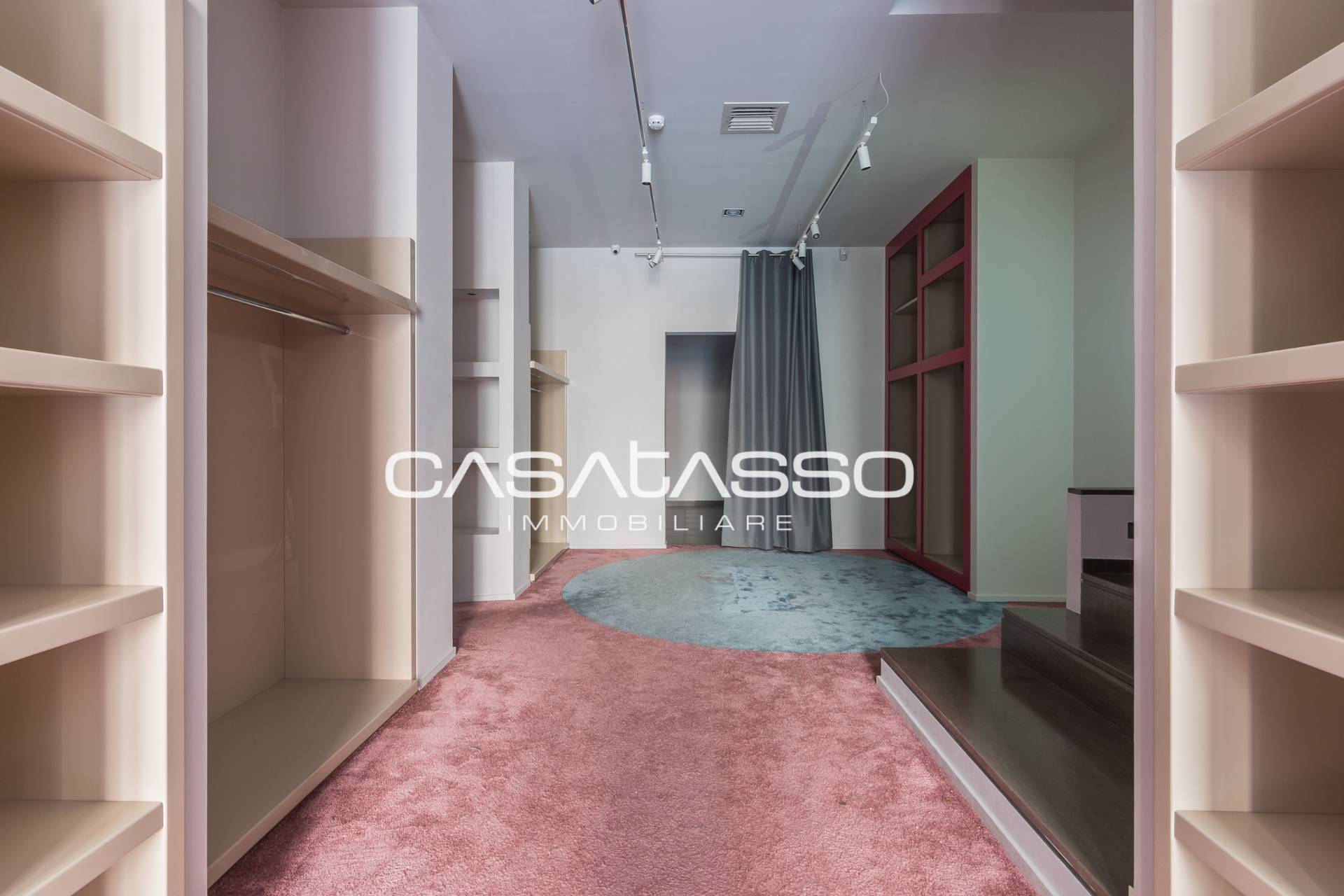 Locale commerciale in vendita a Macerata, Centro storico