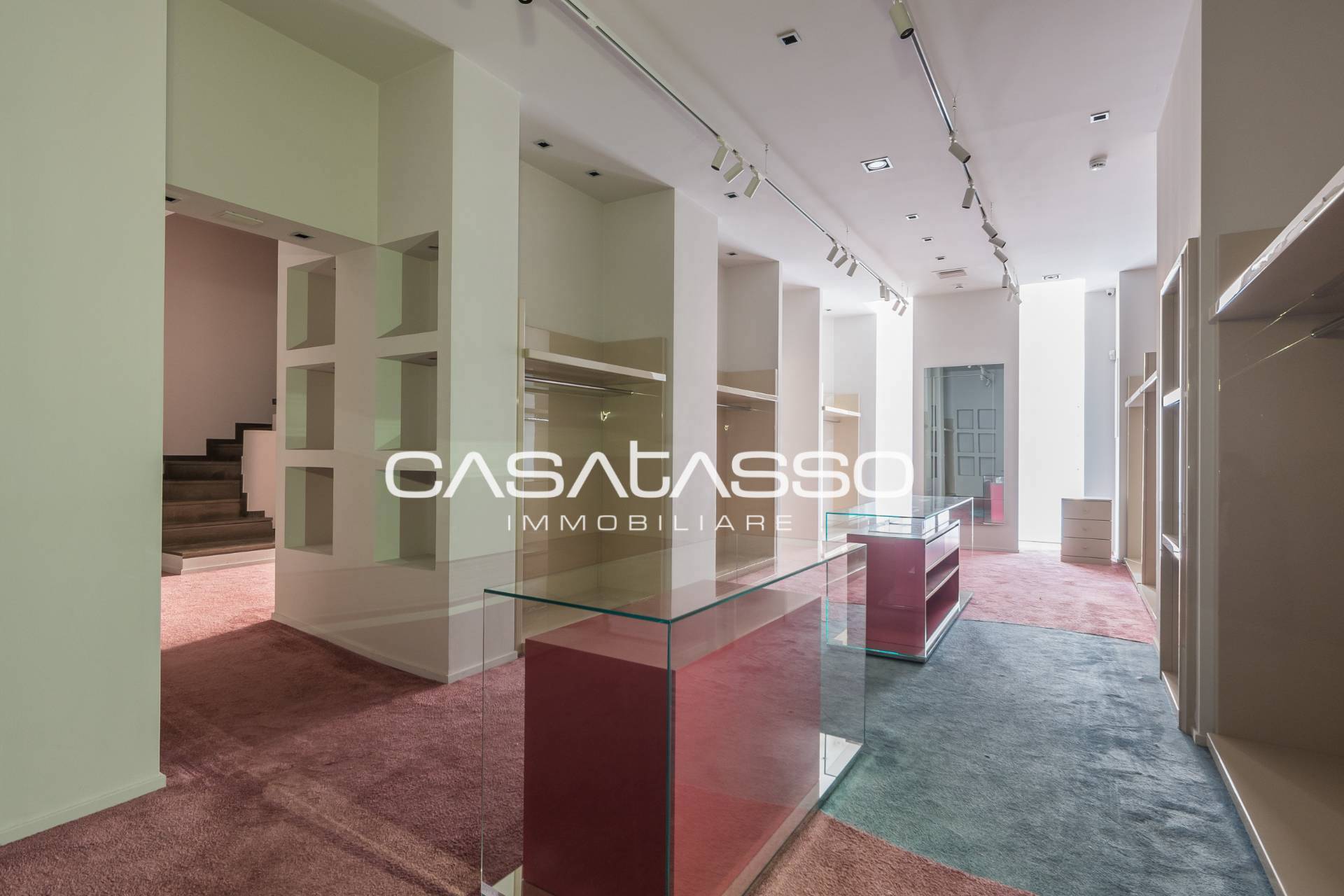 Locale commerciale in vendita a Macerata, Centro storico