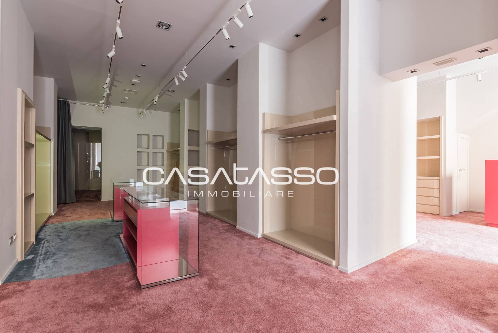 Locale commerciale in vendita a Macerata, Centro storico