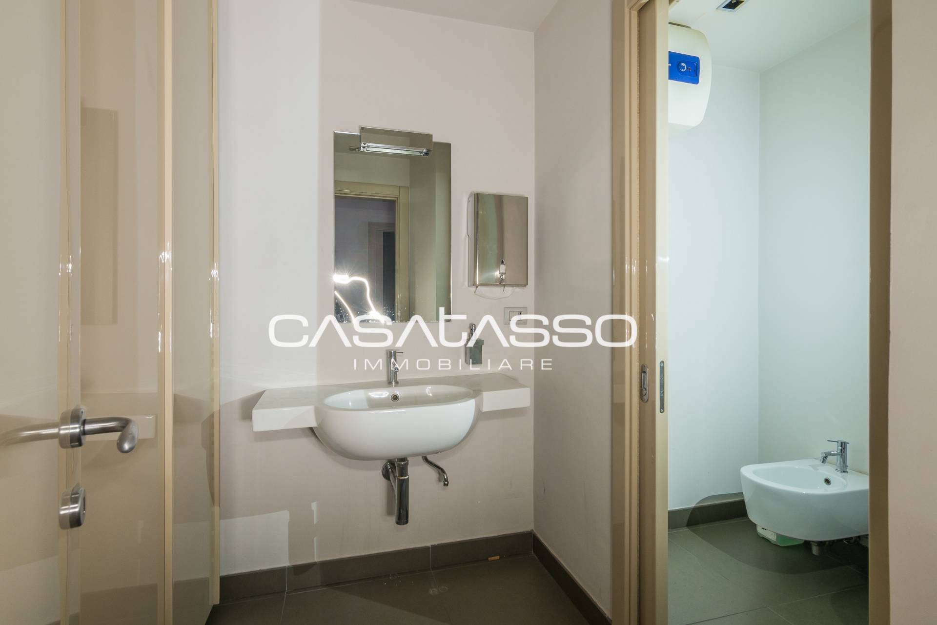 Locale commerciale in vendita a Macerata, Centro storico