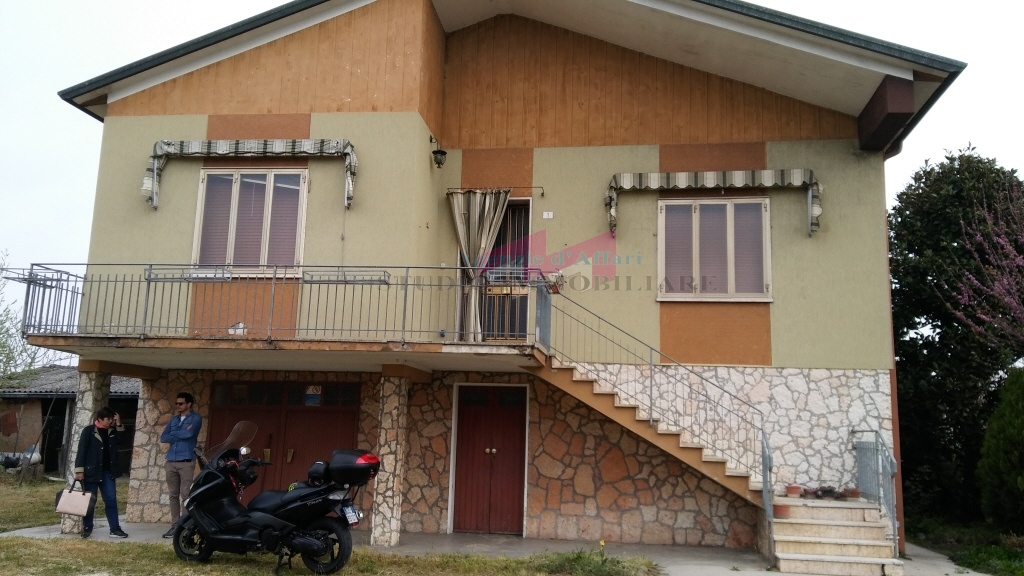 Casa indipendente con posto auto scoperto Serravalle a Po libiola