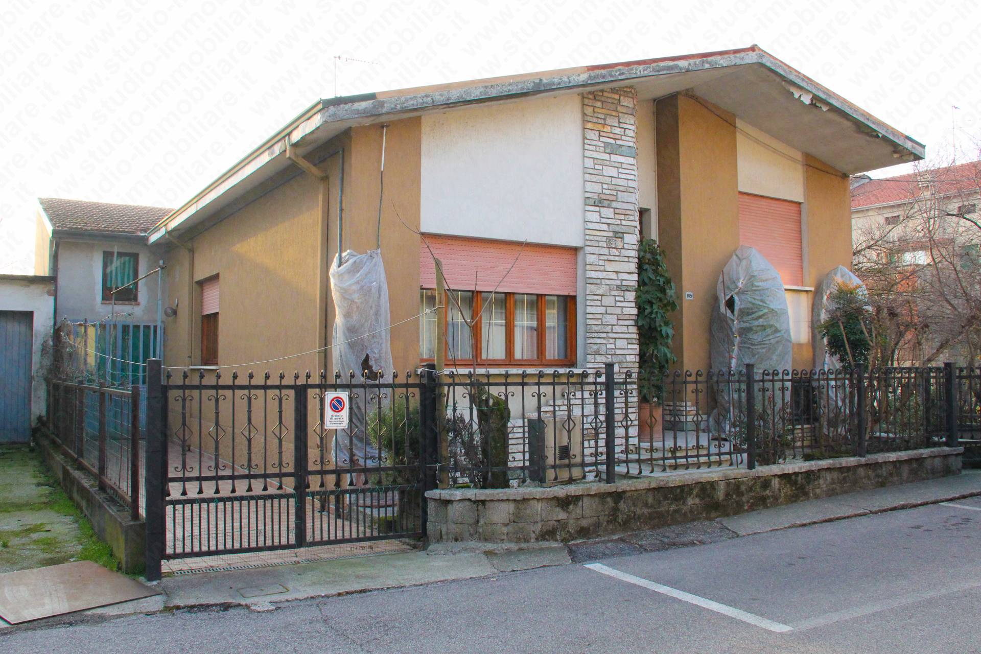 Casa indipendente con posto auto scoperto a Bergantino