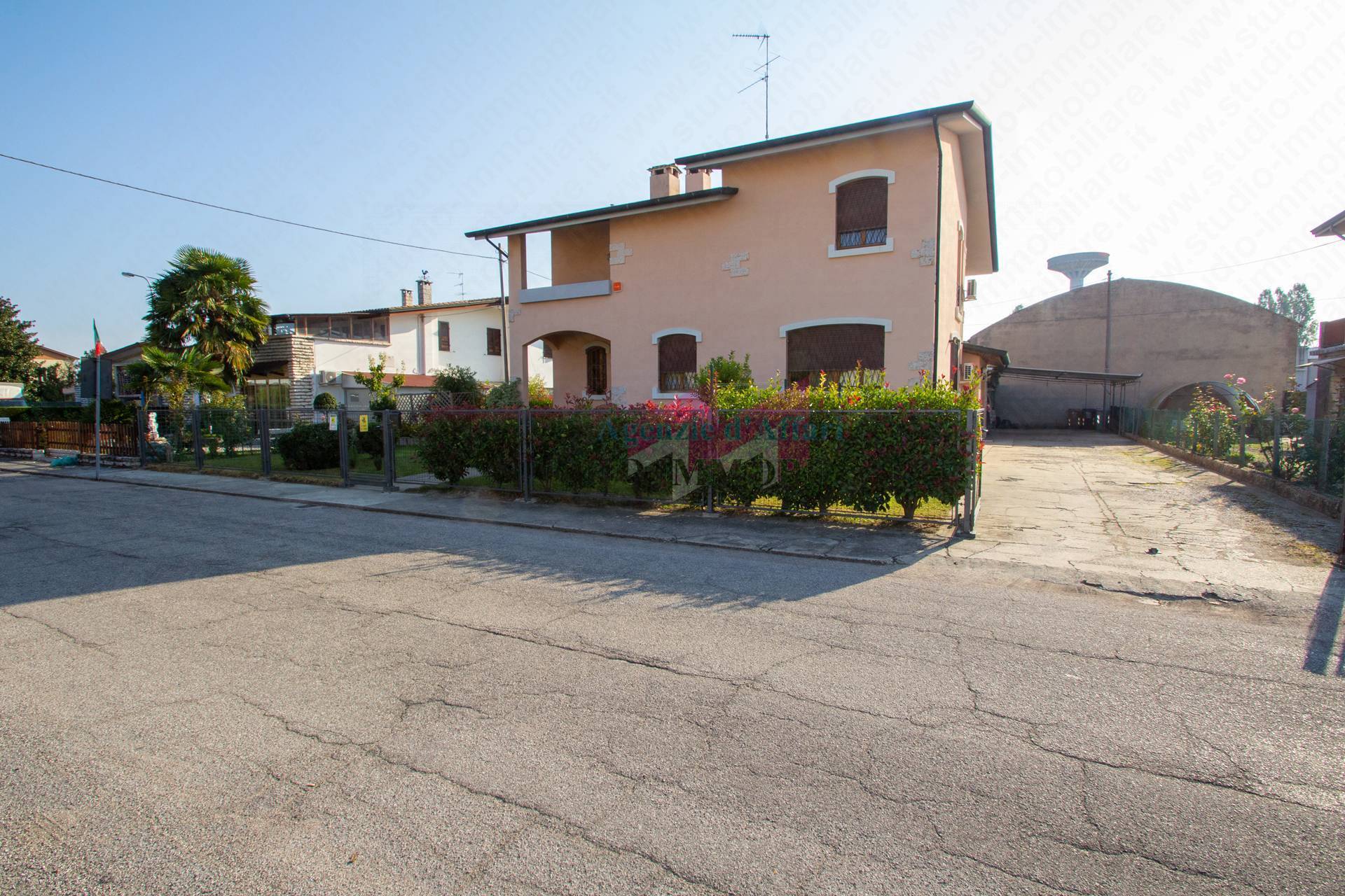 Casa indipendente con box a Castelnovo Bariano