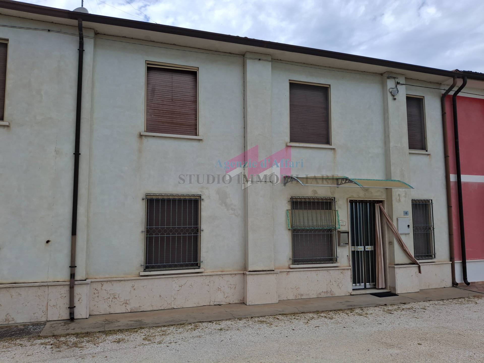 Porzione di fabbricato in vendita a Serravalle a Po