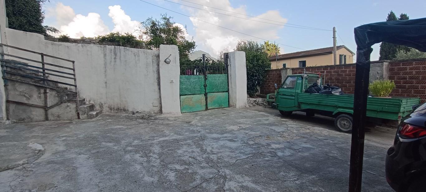 Casa indipendente con giardino a Carrara