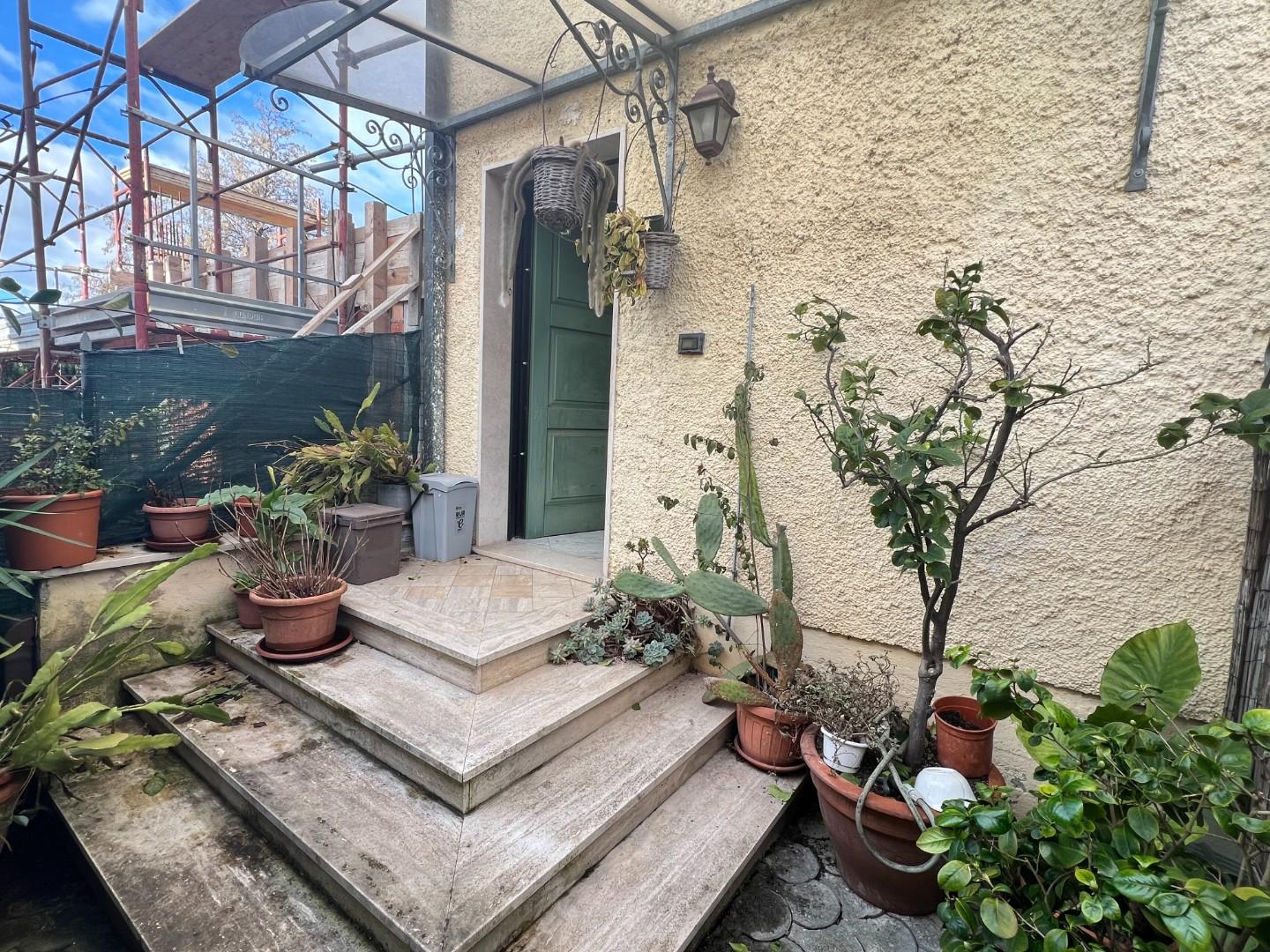 Casa indipendente con terrazzo, Montignoso cervaiolo