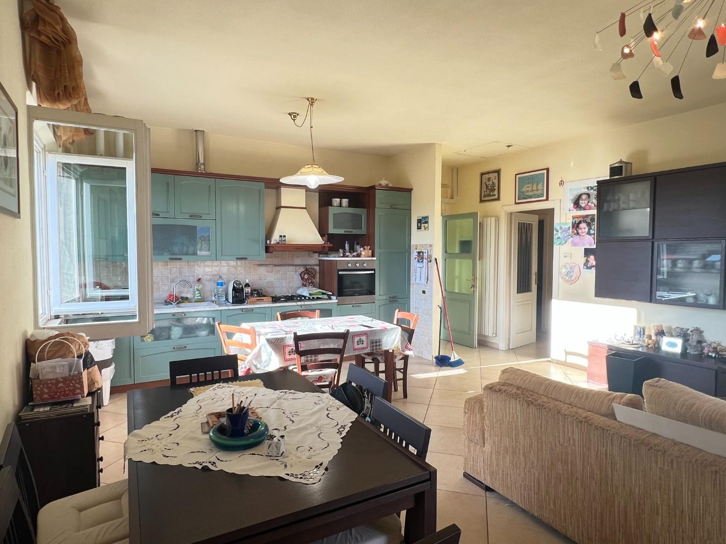 Casa indipendente con terrazzo, Montignoso cervaiolo