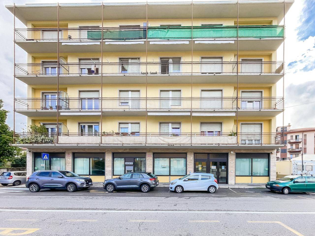Locale commerciale in affitto a Gazzada Schianno, Gazzada