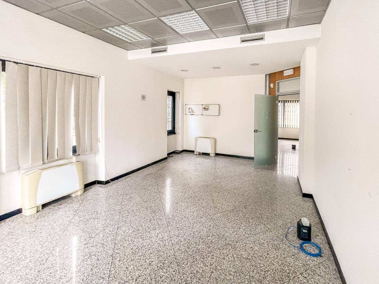 Locale commerciale in affitto a Gazzada Schianno, Gazzada