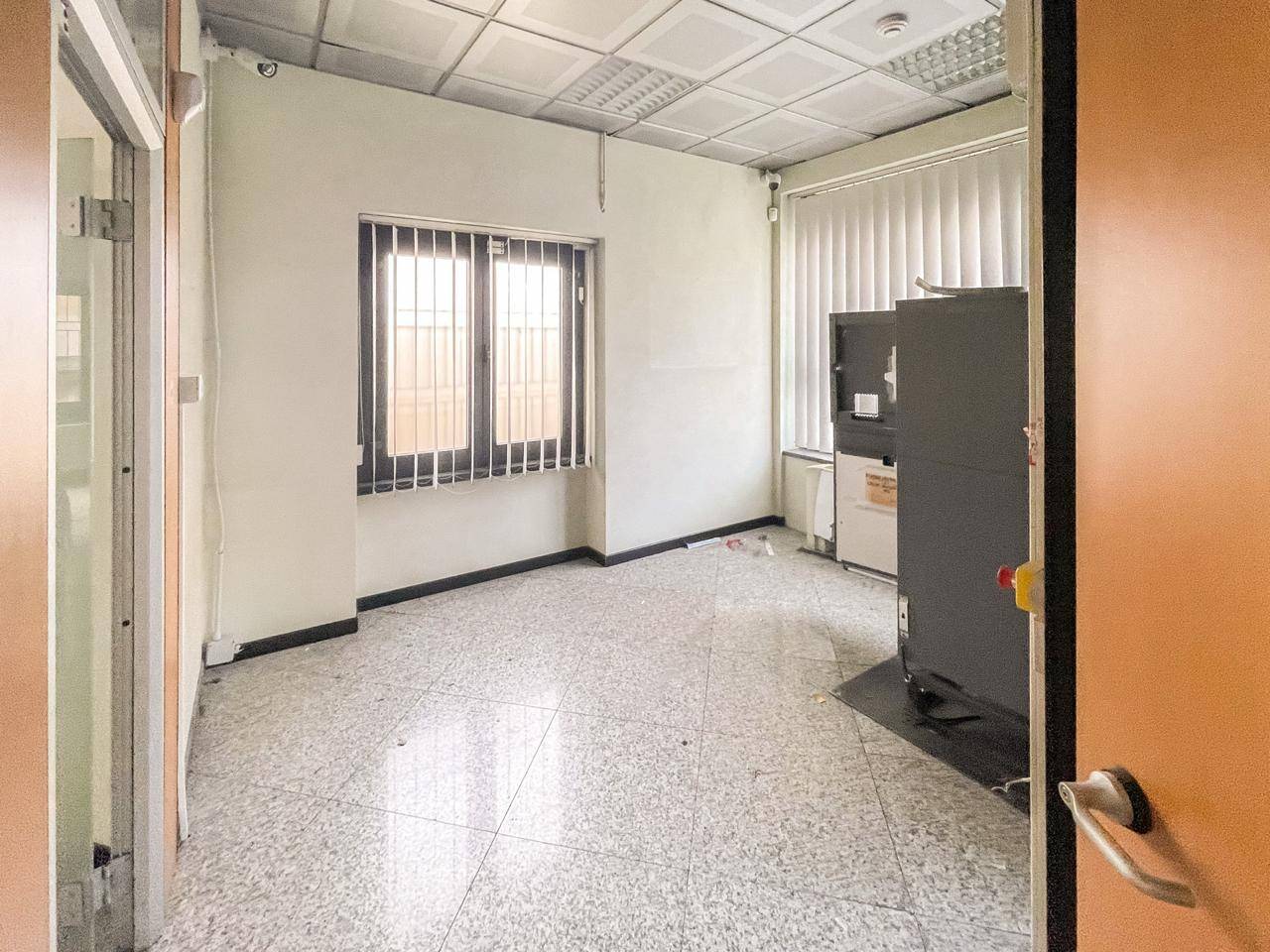 Locale commerciale in affitto a Gazzada Schianno, Gazzada