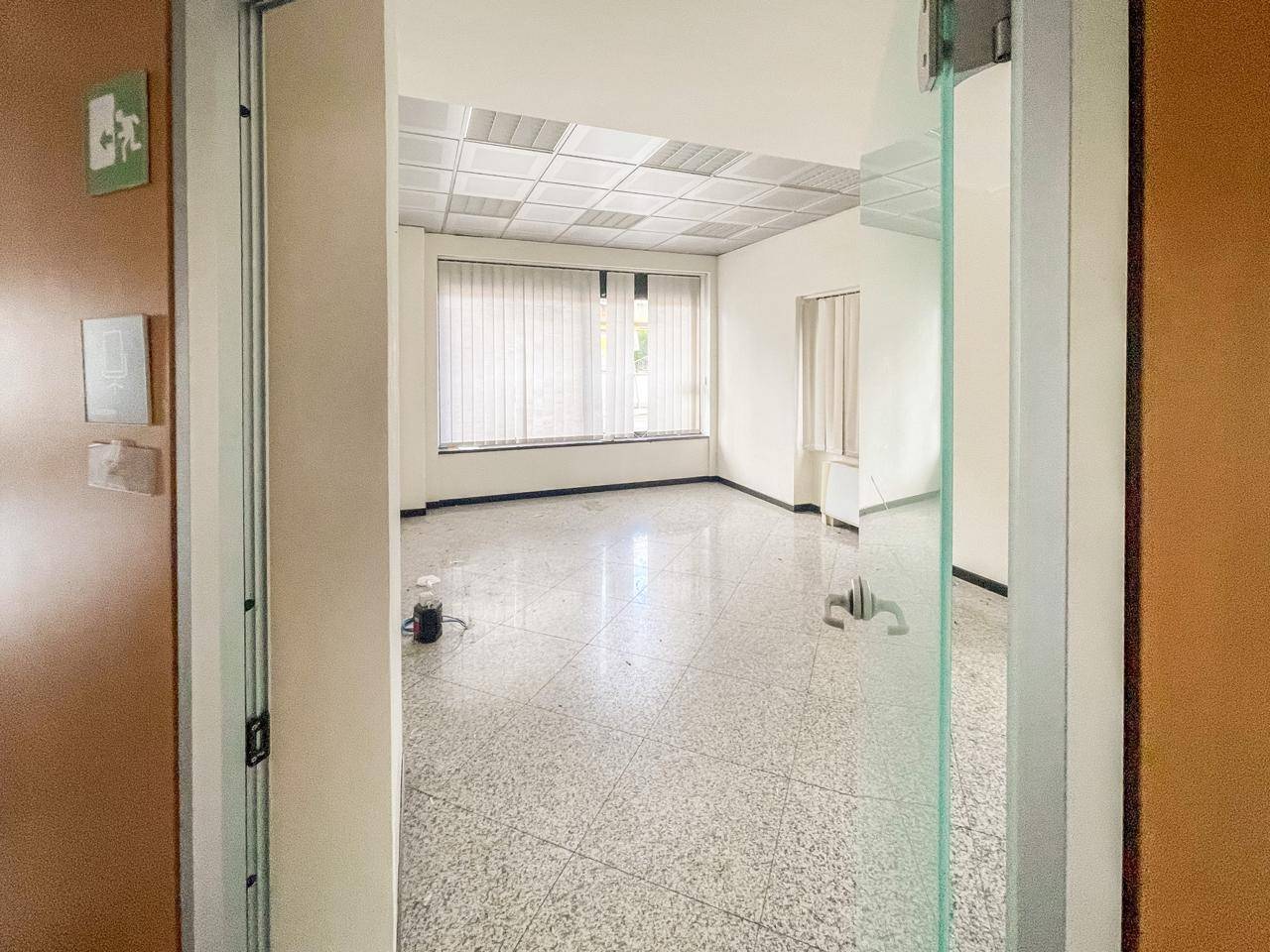 Locale commerciale in affitto a Gazzada Schianno, Gazzada