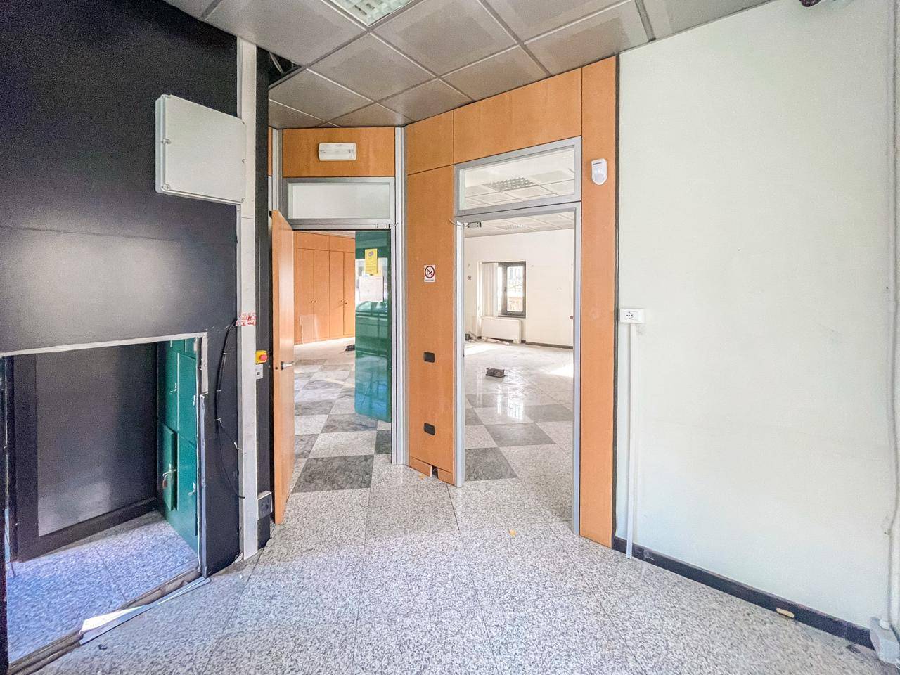 Locale commerciale in affitto a Gazzada Schianno, Gazzada