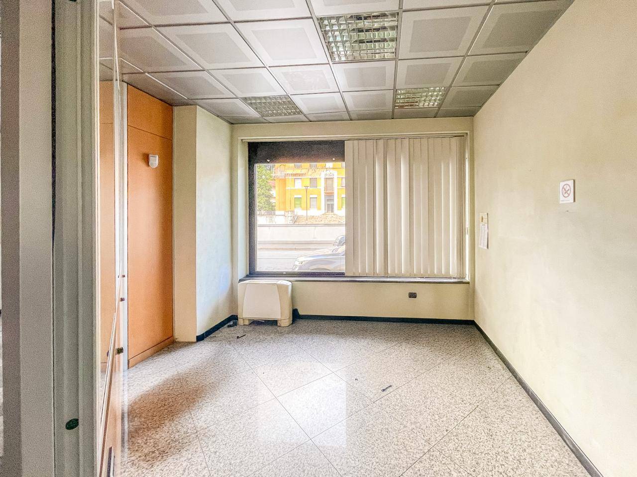 Locale commerciale in affitto a Gazzada Schianno, Gazzada