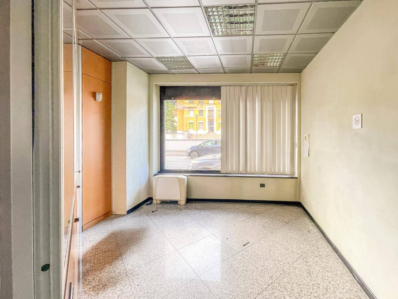 Locale commerciale in affitto a Gazzada Schianno, Gazzada