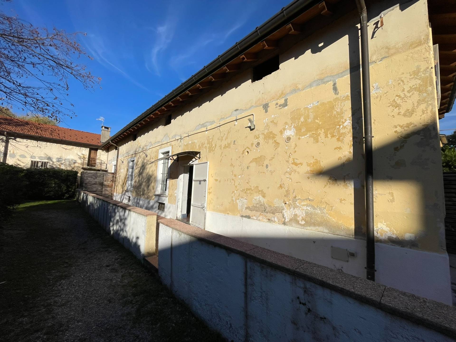 Attivit commerciale in affitto a Varese, Bizzozzero