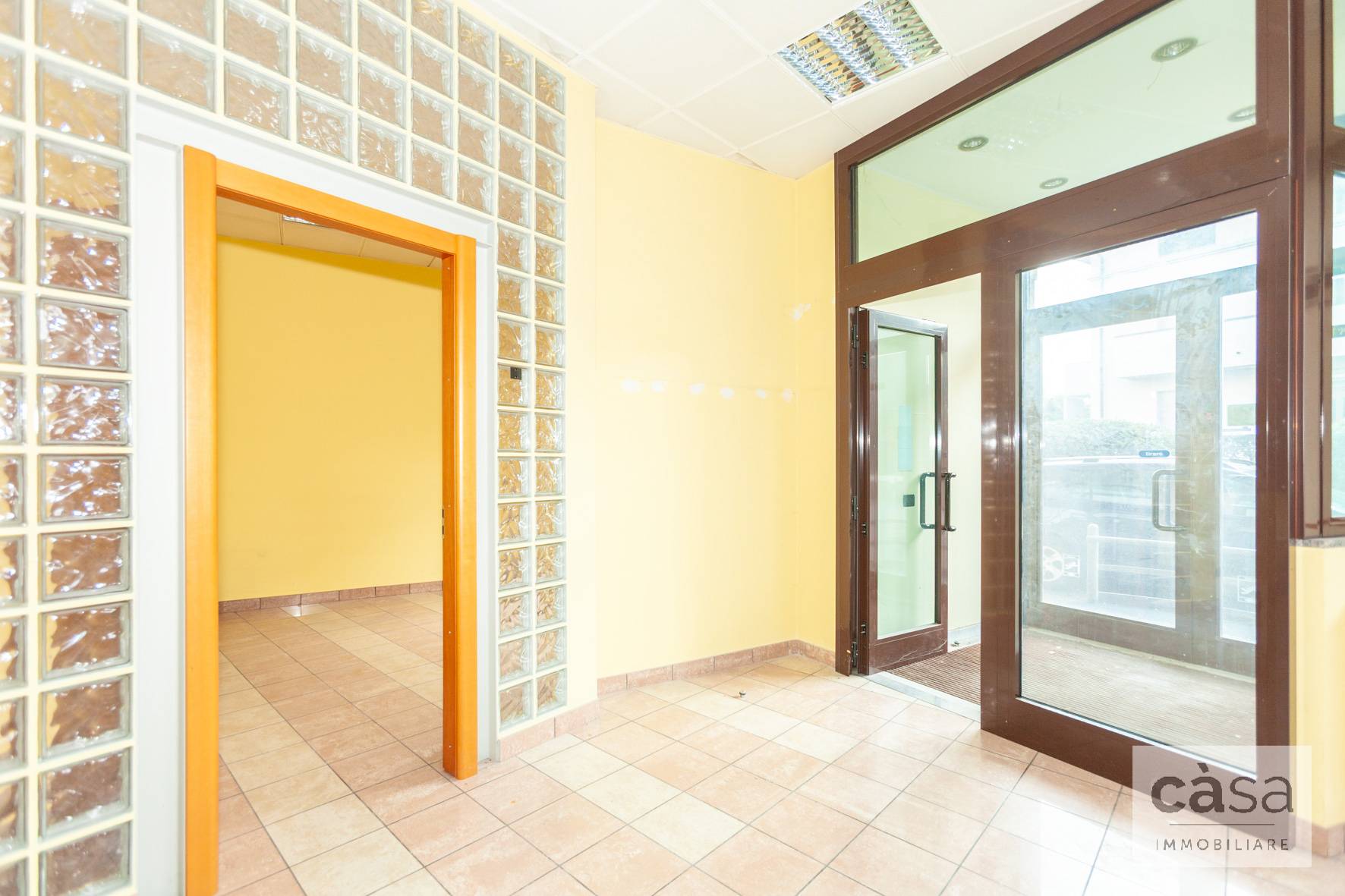 Negozio in vendita a Varese, Casbeno