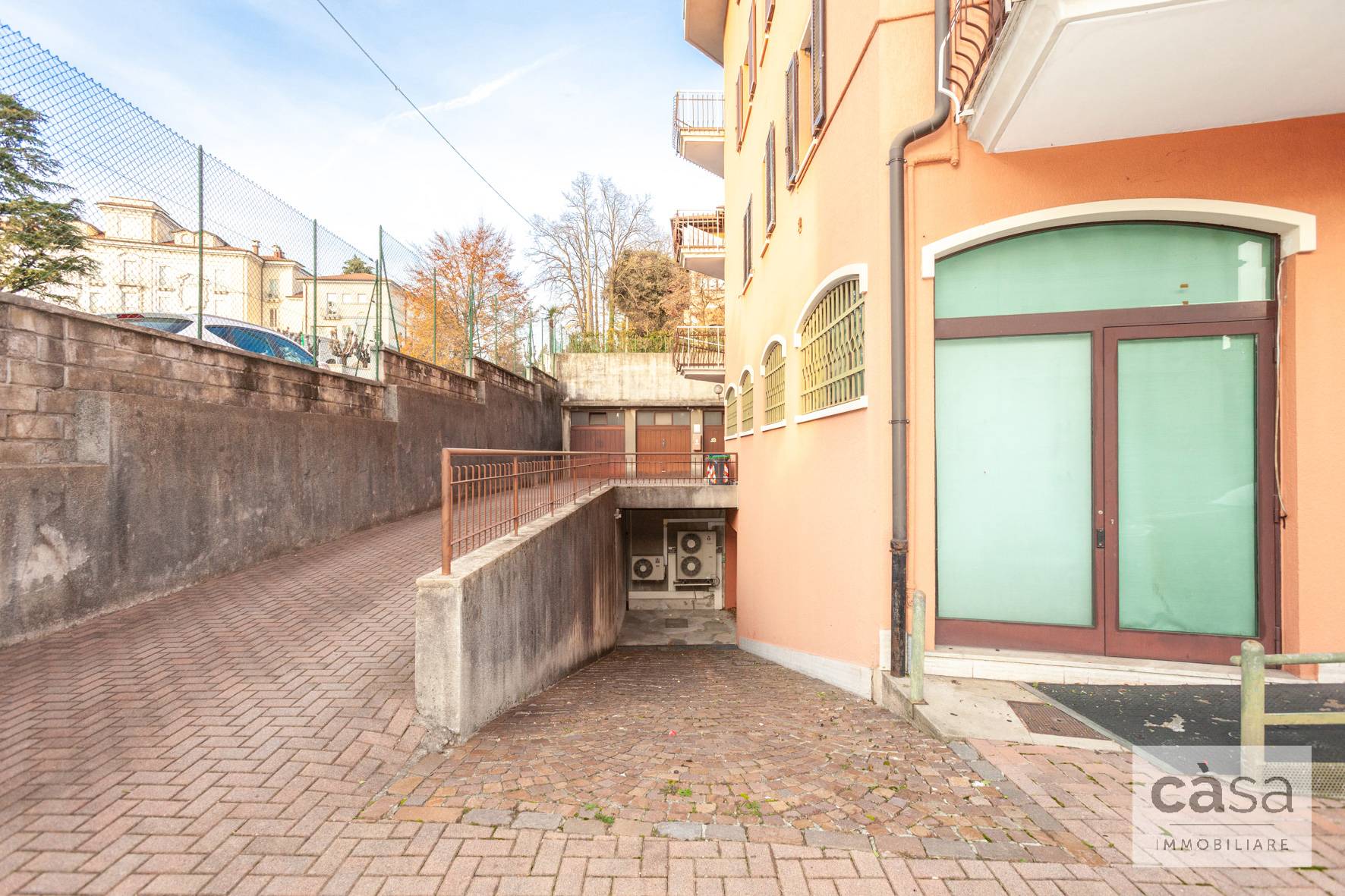 Negozio in vendita a Varese, Casbeno