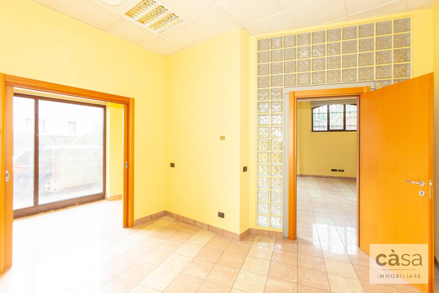 Locale commerciale in affitto a Varese, Casbeno