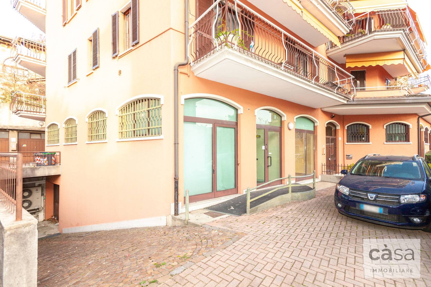 Locale commerciale in affitto a Varese, Casbeno