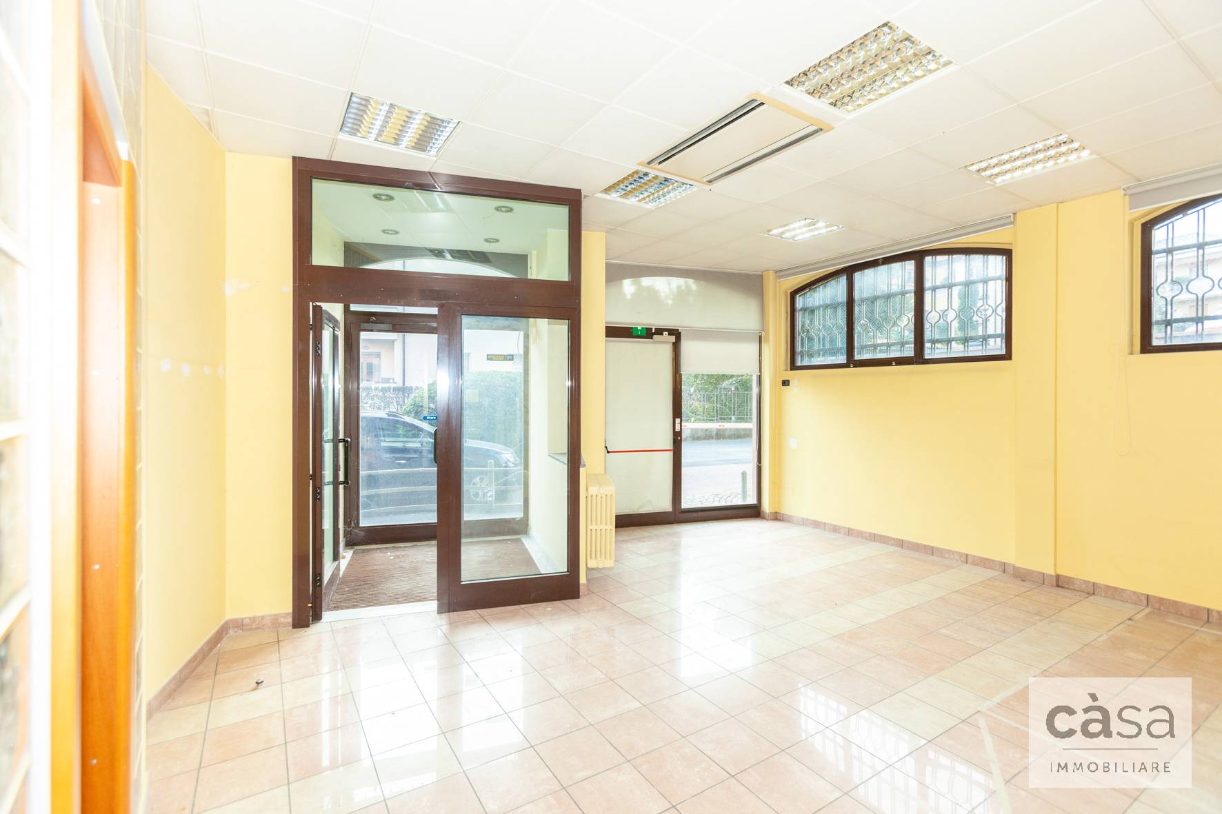 Locale commerciale in affitto a Varese, Casbeno