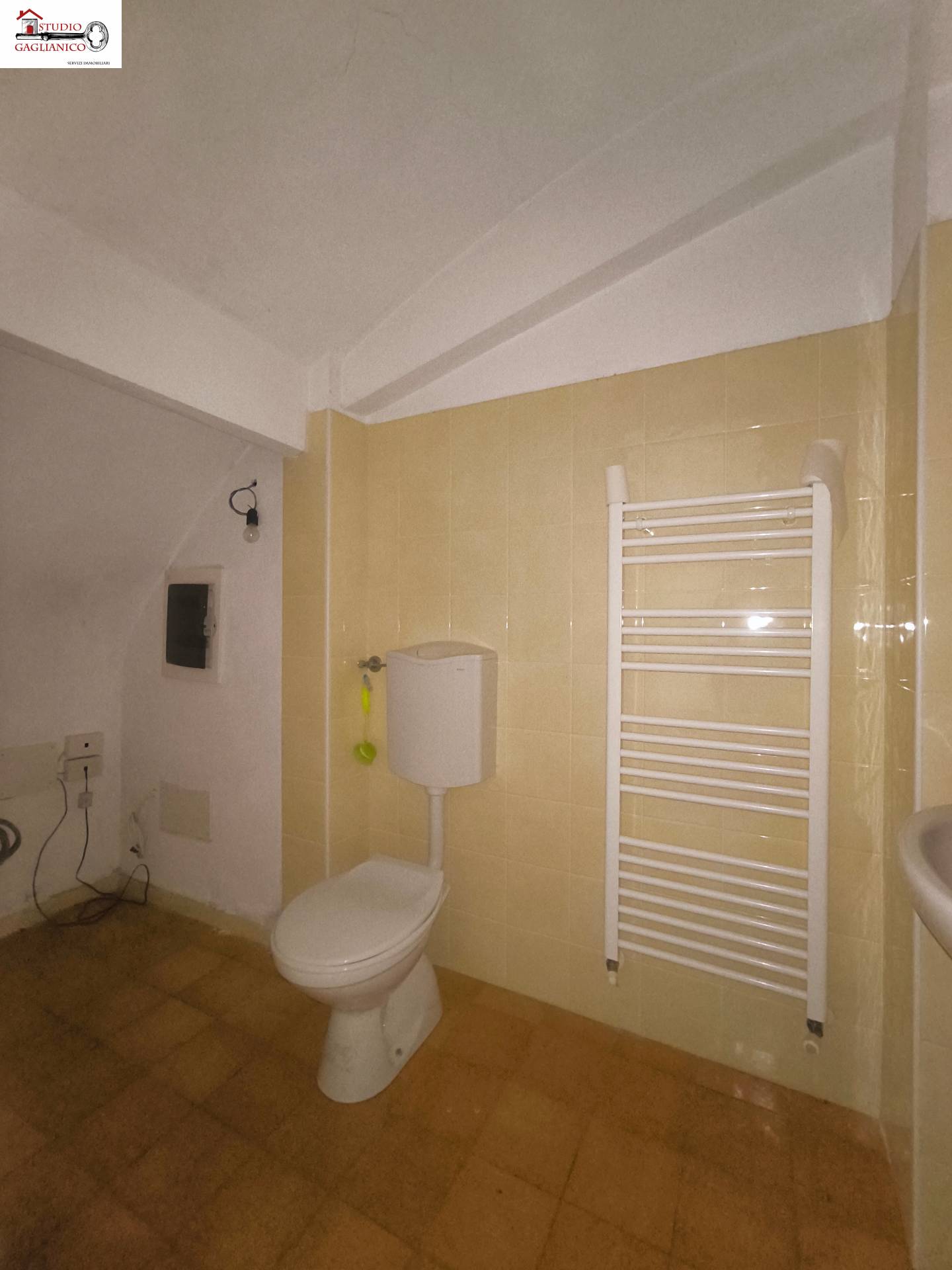 Locale commerciale in affitto a Biella, Centro