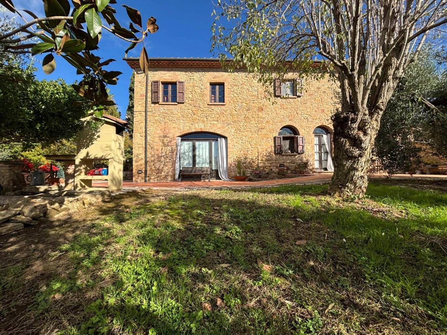 Rustico con giardino a Volterra