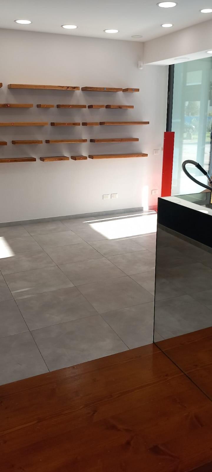 Locale commerciale in affitto a Bientina