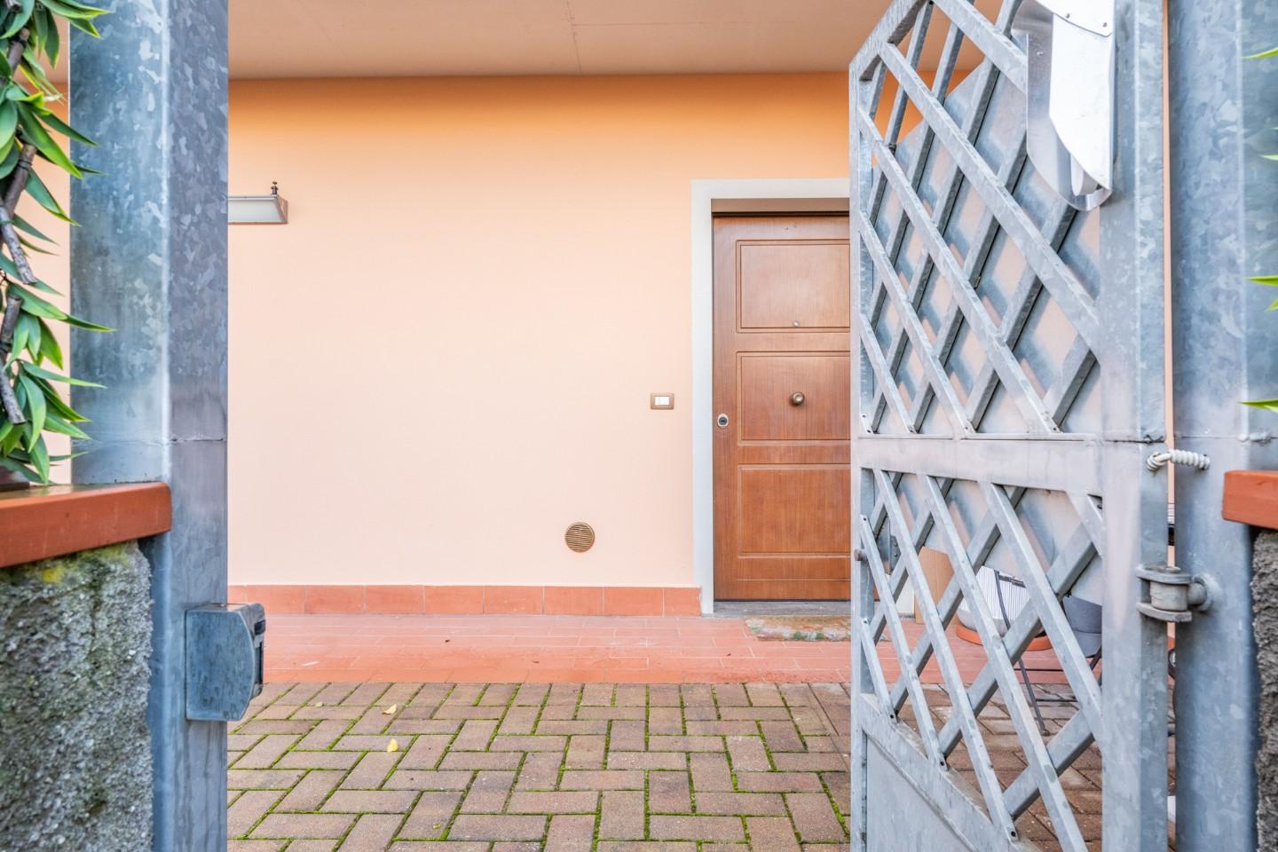 Villa con giardino, Pontedera pardossi