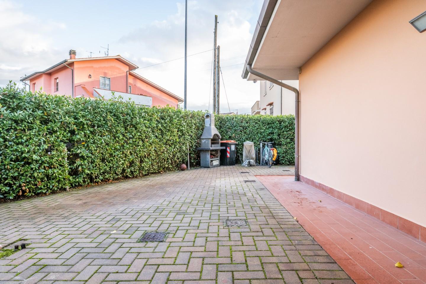 Villa con giardino, Pontedera pardossi